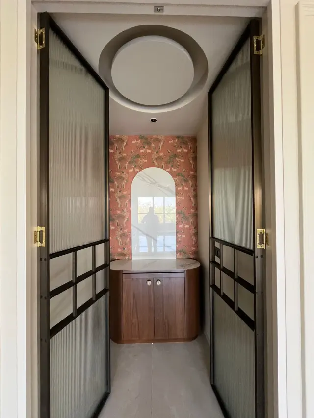 Pooja Room / Prayer Area, Luxury style from Luxury 3BHK Interior Design in Ramdev Nagar by sn interior studio