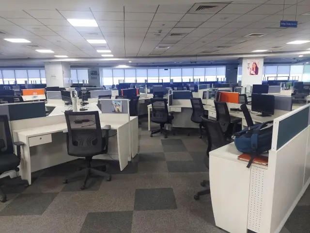 Workstations / Open Office, Modern style from Maerks India Pvt Ltd in Vimannagar by Matrix FMS (Interiors) India Pvt Ltd